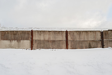 Image showing An area surrounded by dirty wired wall.