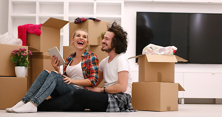 Image showing young couple moving  in new house