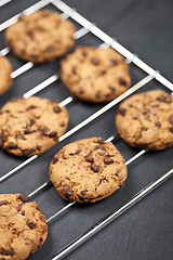 Image showing Baking grid with chokolate cookies.