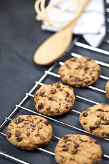 Image showing Baking grid with chokolate cookies.