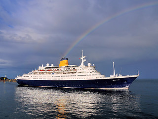 Image showing Cruise Ship Leaving Port.