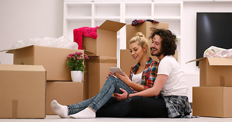 Image showing young couple moving  in new house