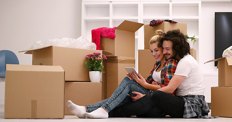 Image showing young couple moving  in new house