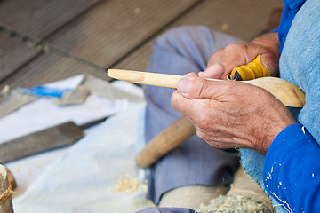 Image showing the artisan makes a spoon of wood