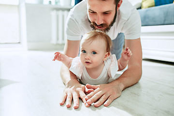 Image showing father and his baby daughter at home