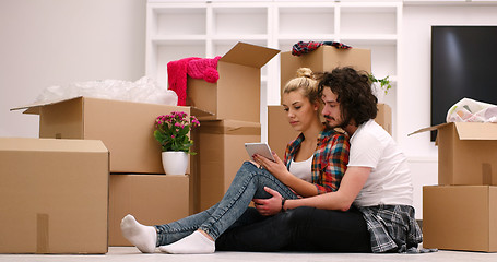 Image showing young couple moving  in new house