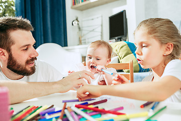 Image showing father and his baby daughter at home