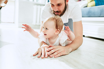 Image showing father and his baby daughter at home