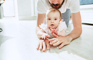 Image showing father and his baby daughter at home