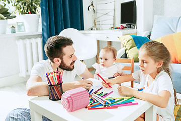 Image showing father and his baby daughter at home