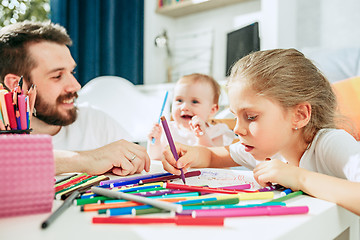 Image showing father and his baby daughter at home