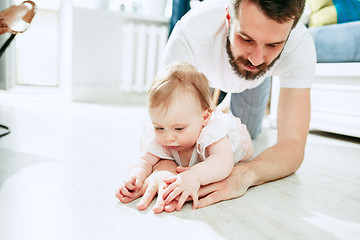 Image showing father and his baby daughter at home