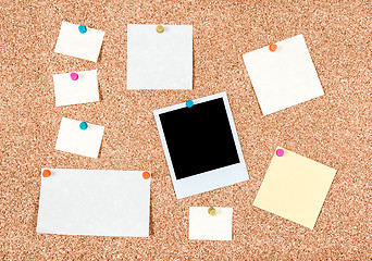 Image showing Corkboard with blank notes and a photo