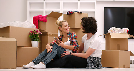 Image showing young couple moving  in new house