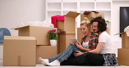 Image showing young couple moving  in new house