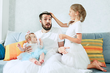 Image showing The happy father and his baby daughters at home