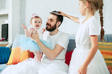 Image showing The happy father and his baby daughters at home