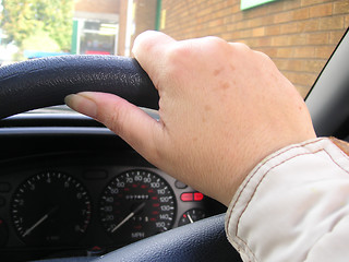 Image showing hand on steering wheel