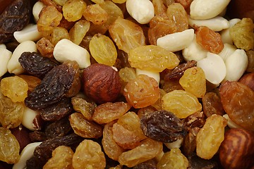 Image showing mix of raisins and different nuts 