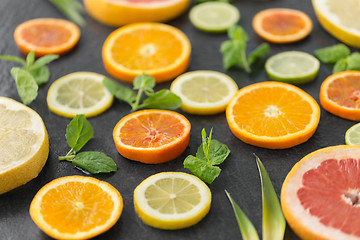 Image showing close up of grapefruit, orange, pomelo and lime