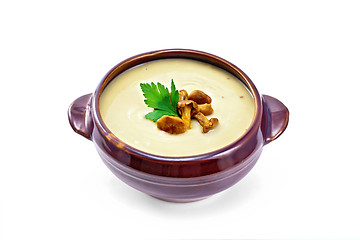 Image showing Soup-puree mushroom with chanterelles in clay bowl