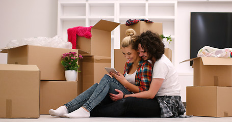 Image showing young couple moving  in new house