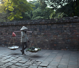 Image showing A vietnam pedlar in Hanoi