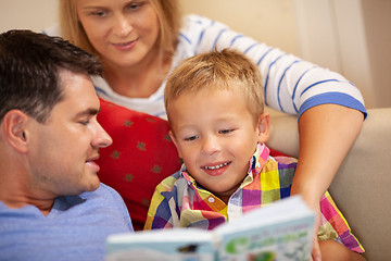 Image showing Family reading