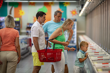 Image showing Family doing the shopping in the supermarket