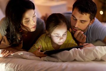 Image showing family with tablet pc in bed at night at home