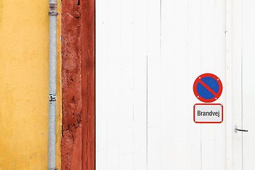 Image showing Wall detail with parking forbidden sign