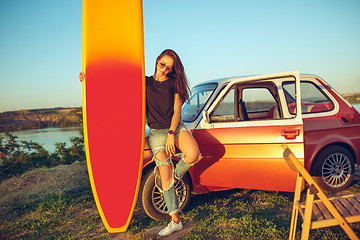 Image showing The surfboard, car, man.