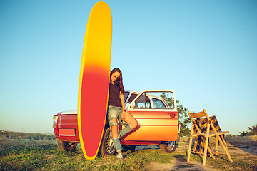 Image showing The surfboard, car, man.