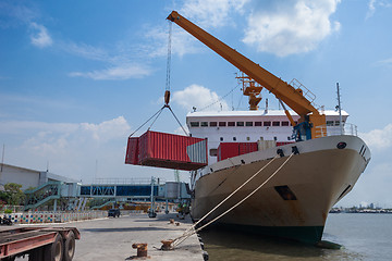 Image showing Unloading KM Kelud