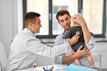 Image showing father with baby and doctor at clinic