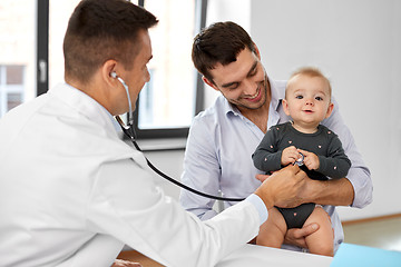 Image showing father with baby and doctor at clinic