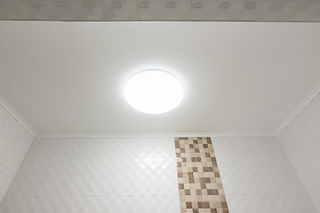 Image showing The ceiling in the bathroom