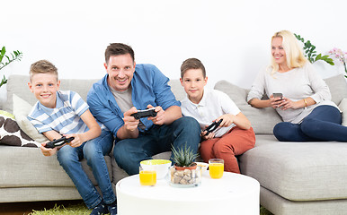 Image showing Happy young family playing videogame On TV.