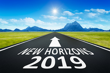 Image showing road to horizon with text new horizons 2019