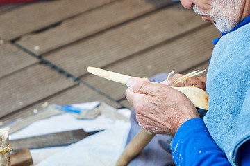 Image showing the artisan makes a spoon of wood