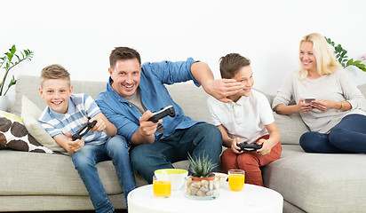 Image showing Happy young family playing videogame On TV.