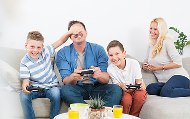 Image showing Happy young family playing videogame On TV.