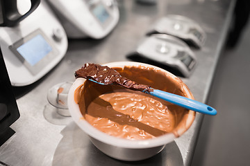 Image showing chocolate cream in bowl at confectionery shop