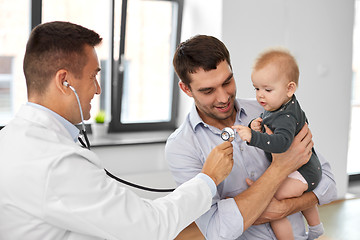 Image showing father with baby and doctor at clinic