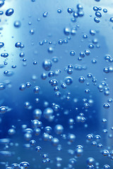 Image showing Blue water with bubbles 