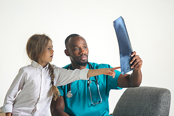 Image showing Young african male pediatrician explaining X-ray to child