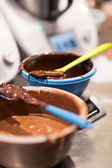 Image showing chocolate cream in bowl at confectionery shop