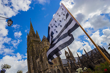 Image showing Le Folgoet, his church and Gwenn-ha-Du flag