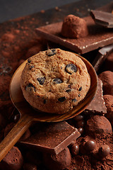 Image showing Fresh chocolate chip cookies