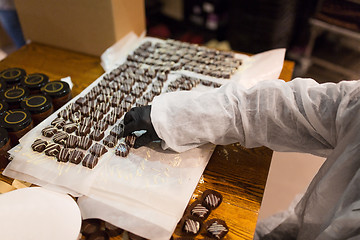 Image showing worker packing candies at confectionery shop